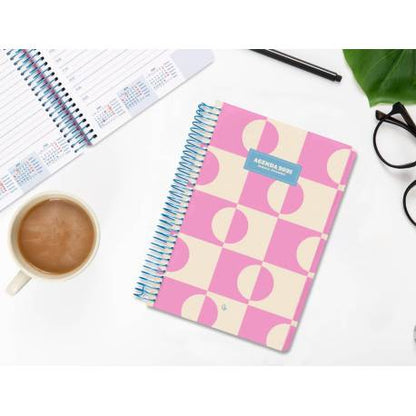 Agenda 2025 Classic A5 color rosa  LIDERPAPEL - Agenda día página del año 2025, encuadernación en espiral metálica celeste, cubiertas de polipropileno, papel 70 gramos // Ref: 170385